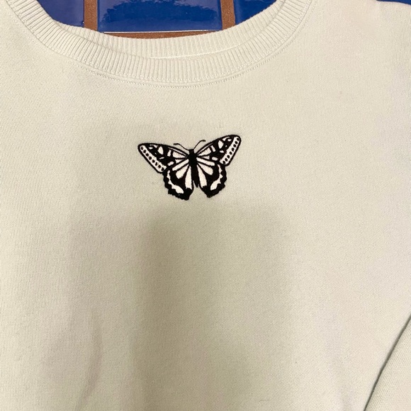 Butterfly Embroidered Crewneck 🦋 - Picture 3 of 6